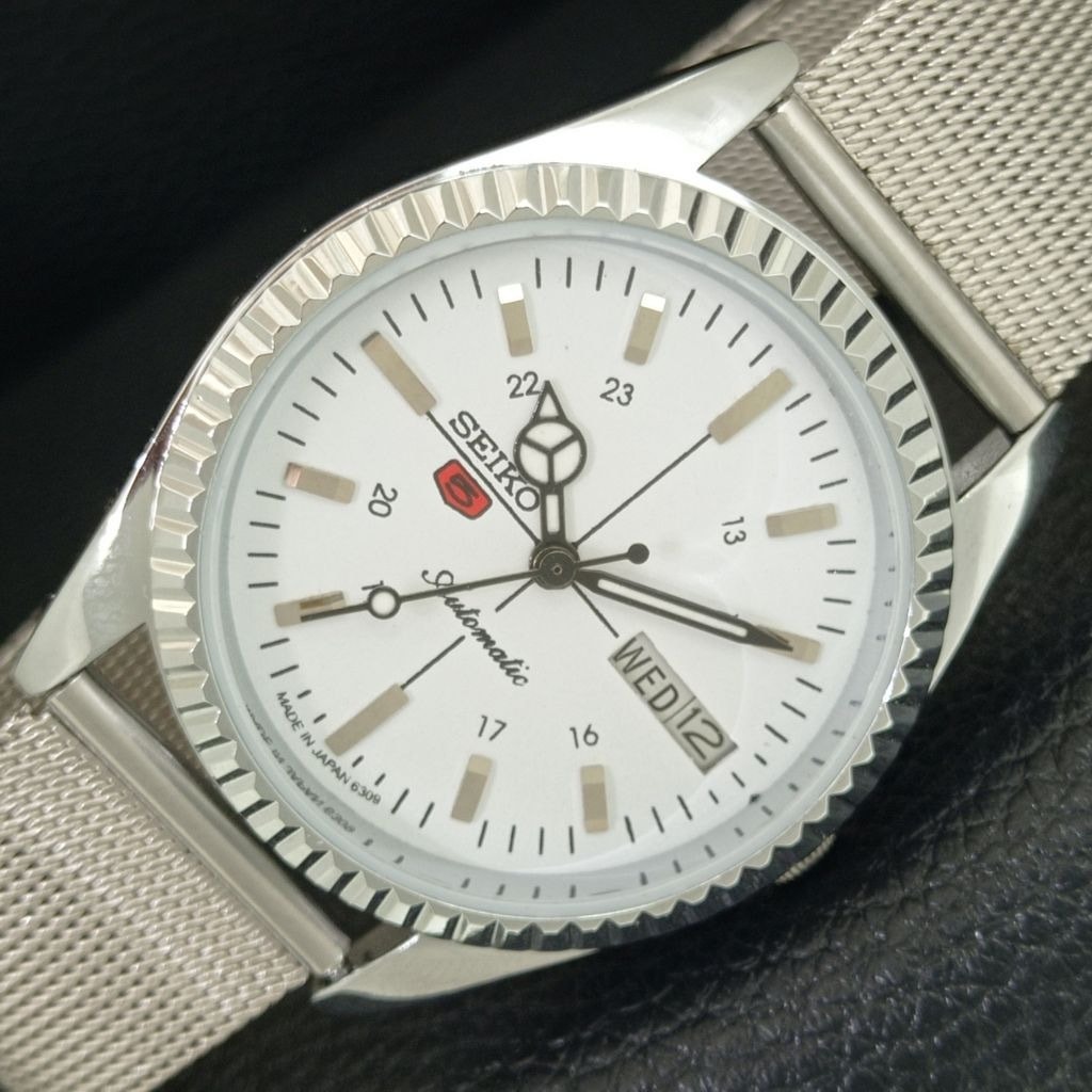 Vintage 1980 Seiko Automatic Mens Silver Watch WDaydate  Red Accents
